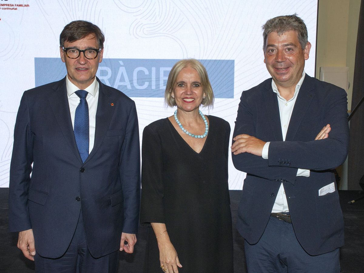 Salvador Illa, president de la Generalitat; Rosa Tous, presidenta de l'ASCEF; i Eloi Planes, president executiu de Fluidra. © ASCEF