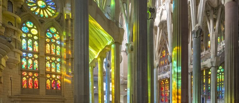 Interior de la Sagrada Família banyat pels colors dels vitralls. Interior de la Sagrada Família banyat pels colors dels vitralls.