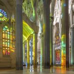 Interior de la Sagrada Família banyat pels colors dels vitralls.