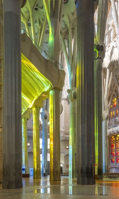 Interior de la Sagrada Família banyat pels colors dels vitralls. Interior de la Sagrada Família banyat pels colors dels vitralls.