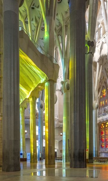 Interior de la Sagrada Família banyat pels colors dels vitralls.