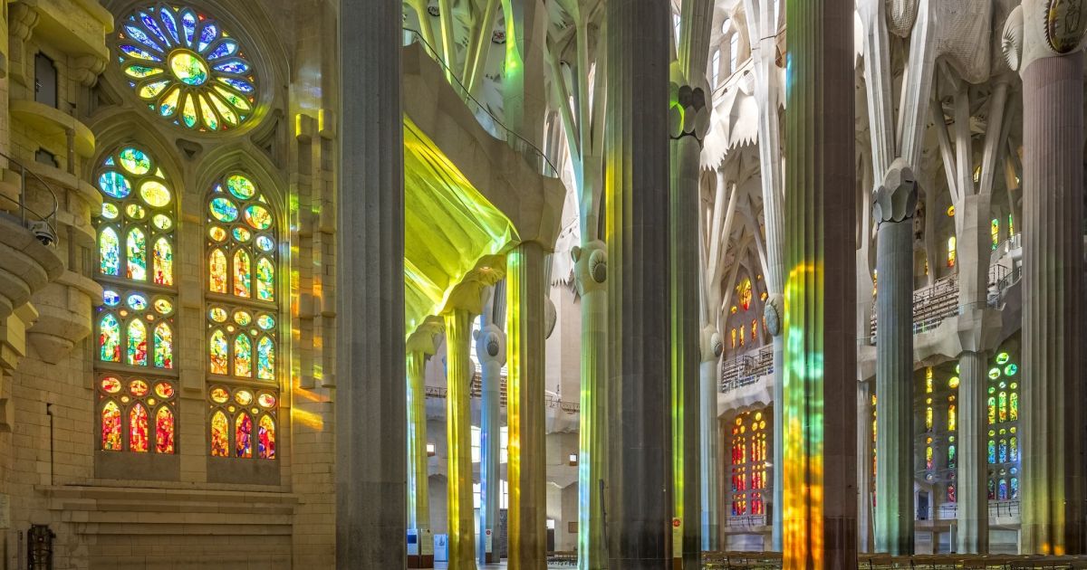 Interior de la Sagrada Familia bañado por los colores de las vidrieras. © Henkel
