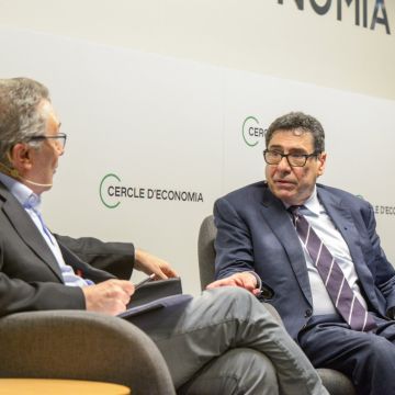 Philippe Aghion conversa amb Xavier Vives, president del Consell Consultiu del Institut de Política Econòmica (IPI), després de la seva conferència © Cercle d'Economia
