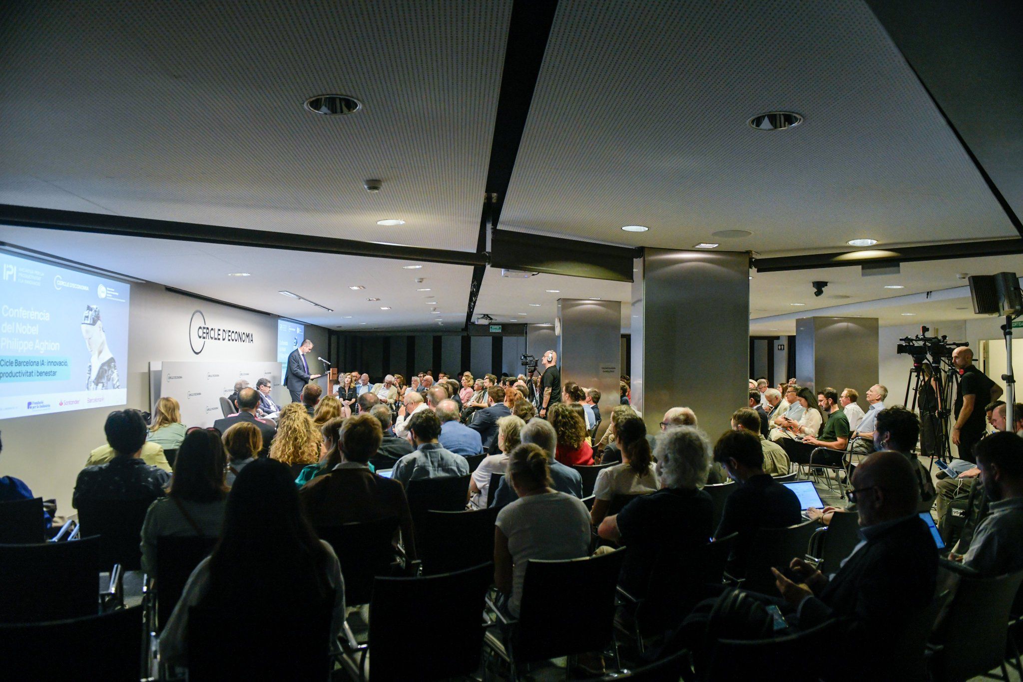 La primera trobada del cicle Barcelona IA: innovació, productivitat i benestar va omplir l’auditori del Cercle d’Economia © Cercle d'Economia La primera trobada del cicle Barcelona IA: innovació, productivitat i benestar va omplir l’auditori del Cercle d’Economia © Cercle d'Economia