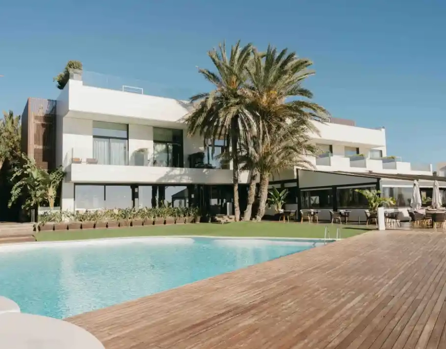 L'Hotel Playa Grande Tropical a Gavà Mar presenta una festa de blanc per la revetlla L'Hotel Playa Grande Tropical a Gavà Mar presenta una festa de blanc per la revetlla