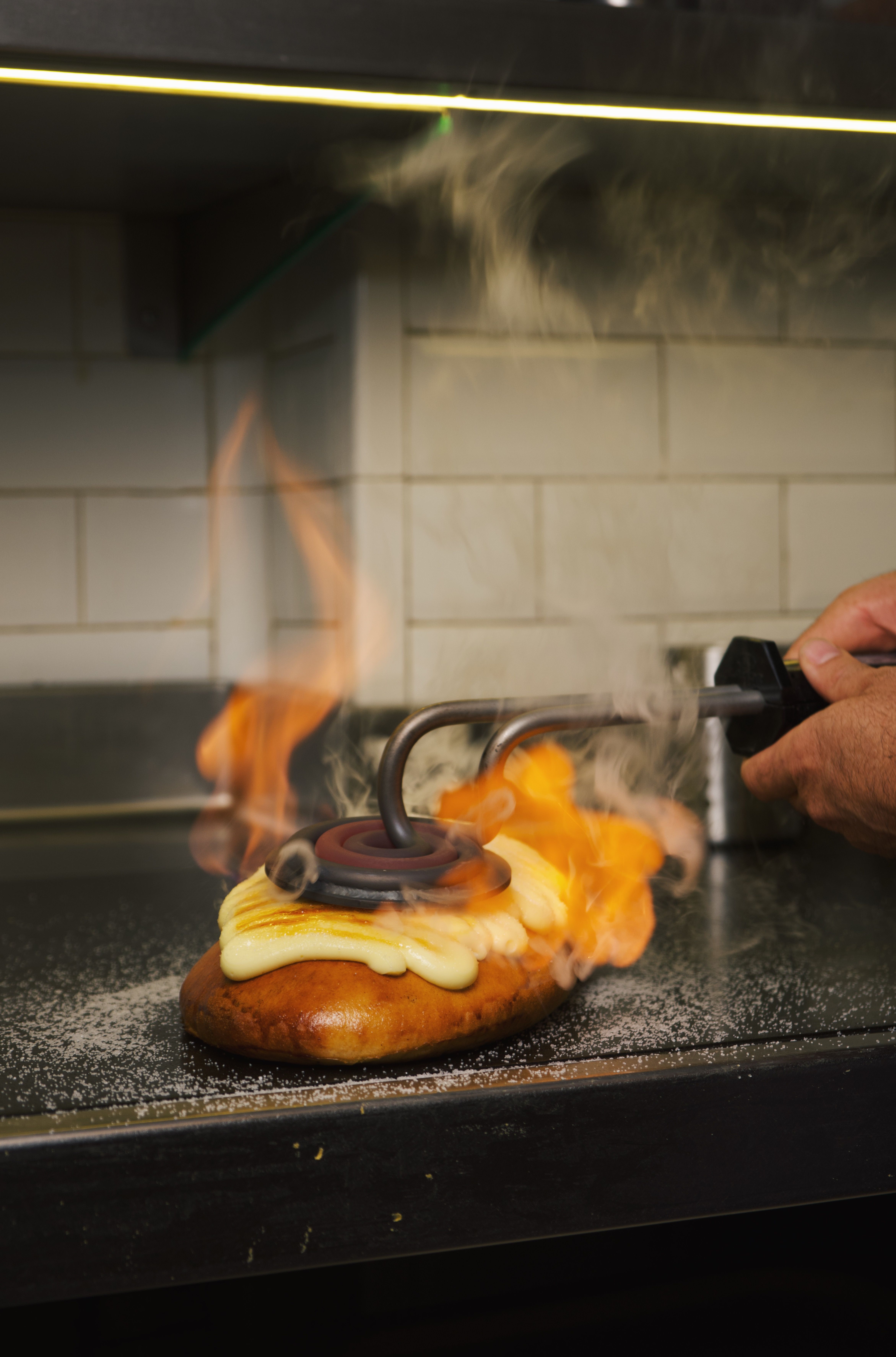 La coca de Pa de kilo es porta fins al límit amb una capa generosa de crema cremada al moment. La coca de Pa de kilo es porta fins al límit amb una capa generosa de crema cremada al moment.