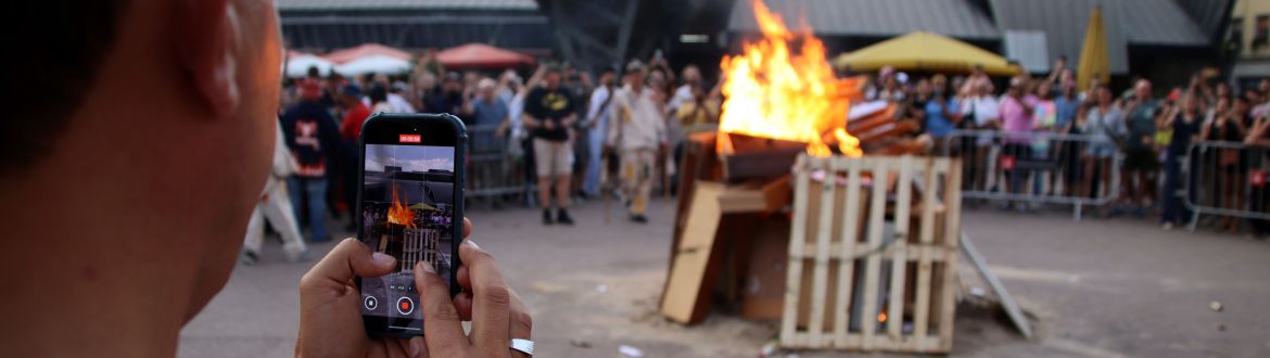 Un foguera encesa amb la Flama del Canigó per a la revetlla de Sant Joan. © Jordi Bataller / ACN Un foguera encesa amb la Flama del Canigó per a la revetlla de Sant Joan. © Jordi Bataller / ACN