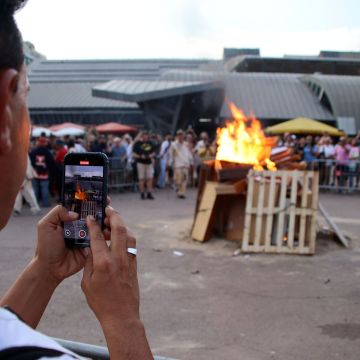 Un foguera encesa amb la Flama del Canigó per a la revetlla de Sant Joan. © Jordi Bataller / ACN