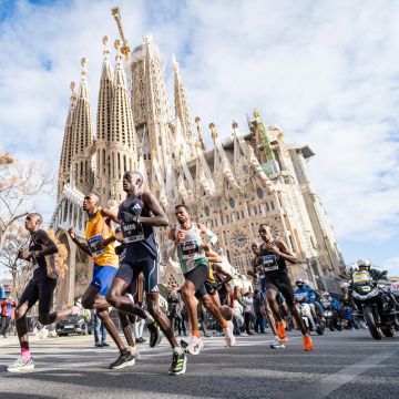 Participants a la Marató de Barcelona davant de la Sagrada Família. © Marató de Barcelona