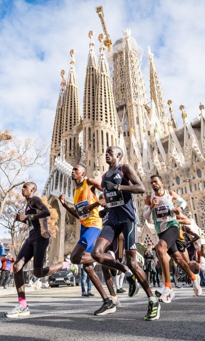 Participants a la Marató de Barcelona davant de la Sagrada Família. © Marató de Barcelona Participants a la Marató de Barcelona davant de la Sagrada Família. © Marató de Barcelona