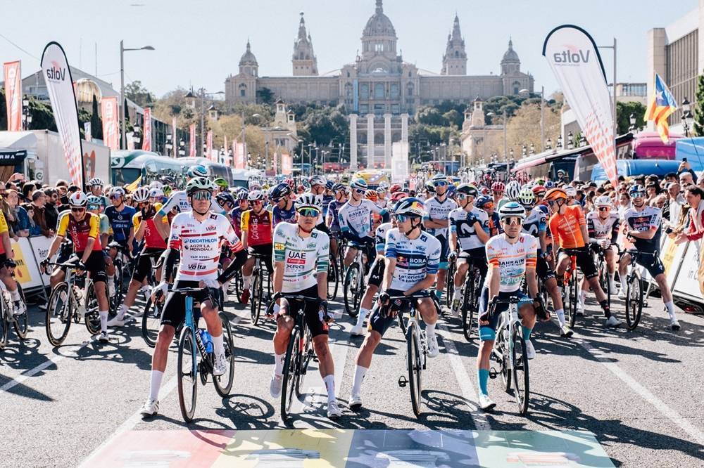Volta Ciclista amb el MNAC de fons. Volta Ciclista amb el MNAC de fons.