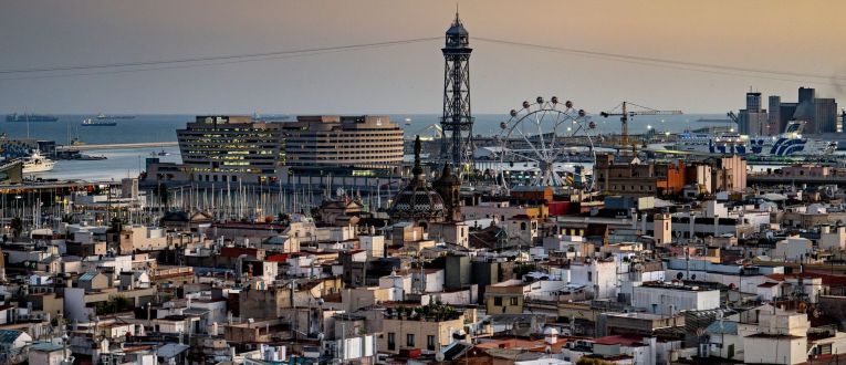 La torre de Jaume I, junt al World Trade Center, vista des del terrat de l'edifici de CCOO a Via Laietana. ©Laura Guerrero