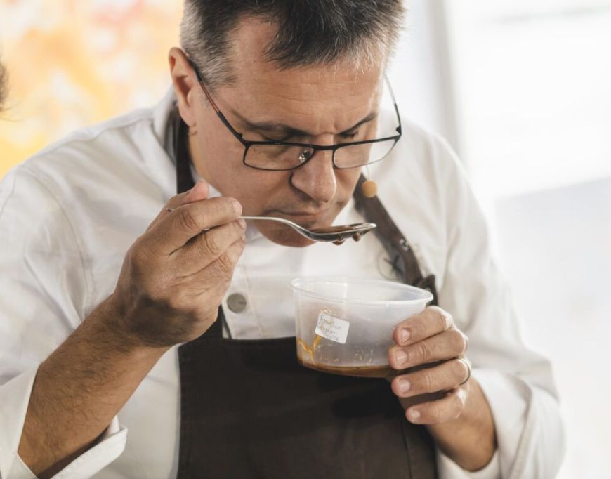 El chef, probando uno de los ingredientes en su showcooking en Boí Taüll El chef, probando uno de los ingredientes en su showcooking en Boí Taüll