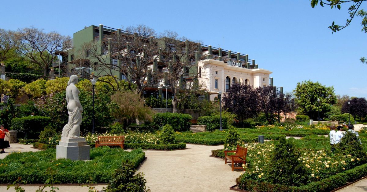El verde del edificio construido alrededor del restaurante original se pensó para que visualmente el hotel no fuese tan impactante desde el mar (Estudio OTB) 
