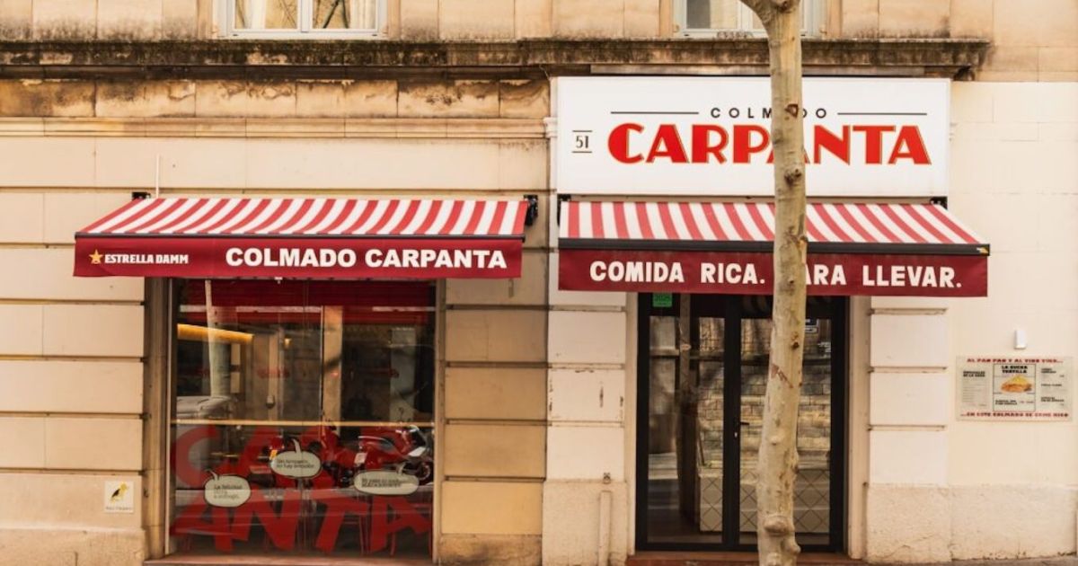 Exterior del Colmado Carpanta, para llevar o para comer en su interior.