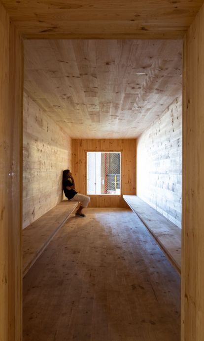 Una de les instal·lacions que conviden a reflexionar a les Tres Xemeneies. © Anna Mas