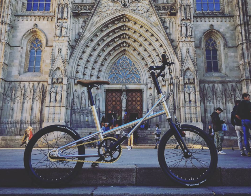 Una bici de Castro Bikes ante la Catedral