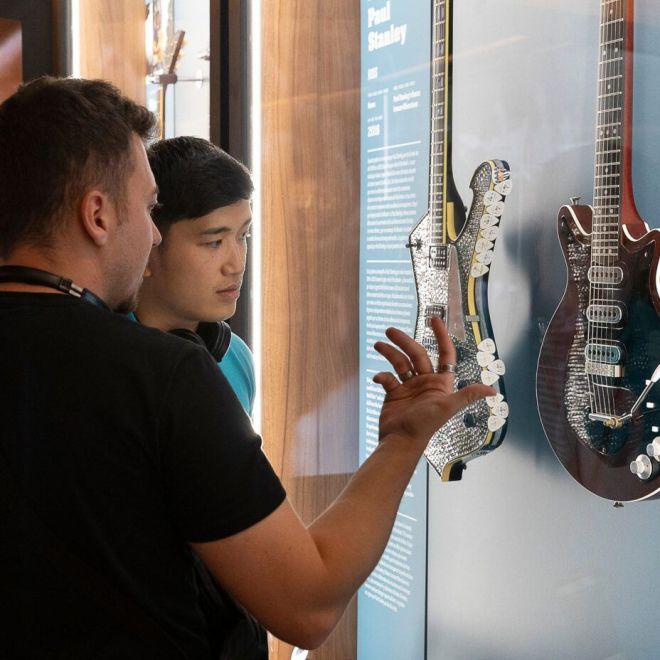 Guitarras expuestas en el Museo del Rock