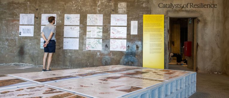 L'exposició del Congrés Mundial d'Arquitectura a les Tres Xemeneies.