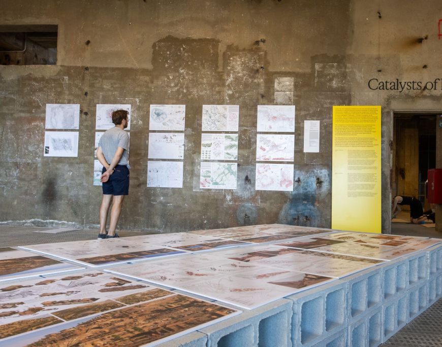 L'exposició del Congrés Mundial d'Arquitectura a les Tres Xemeneies.