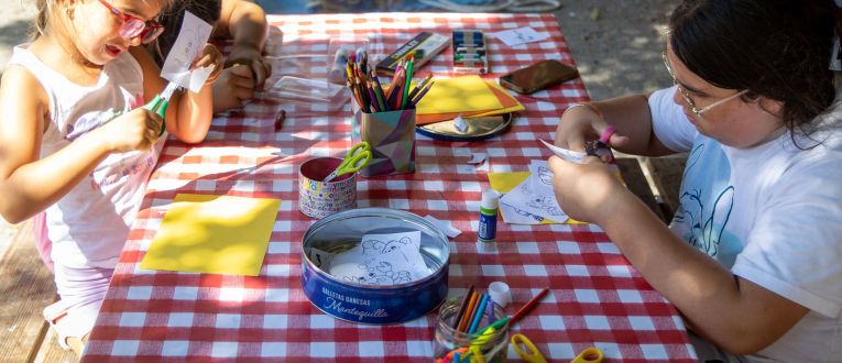 Infants participant a una de les activitats d'estiu de CaixaProinfància. © Fundació La Caixa Infants participant a una de les activitats d'estiu de CaixaProinfància. © Fundació La Caixa
