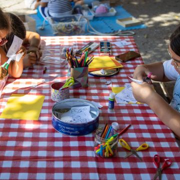 Infants participant a una de les activitats d'estiu de CaixaProinfància. © Fundació La Caixa Infants participant a una de les activitats d'estiu de CaixaProinfància. © Fundació La Caixa