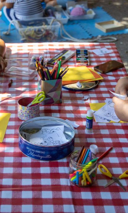 Infants participant a una de les activitats d'estiu de CaixaProinfància. © Fundació La Caixa Infants participant a una de les activitats d'estiu de CaixaProinfància. © Fundació La Caixa
