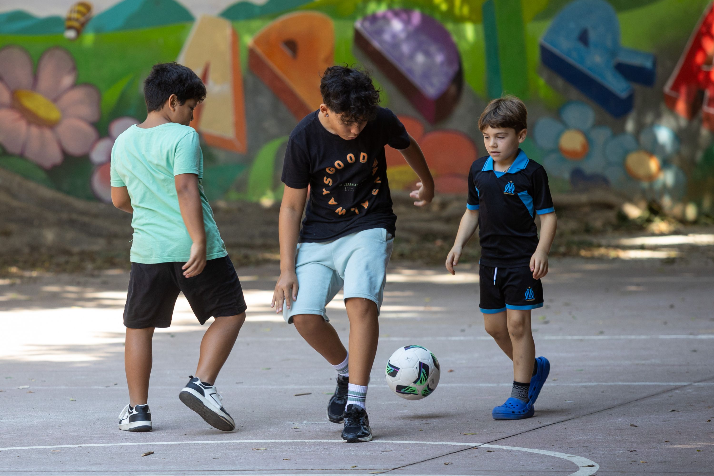 Infants jugant a la pilota. © Fundació La Caixa Infants jugant a la pilota. © Fundació La Caixa