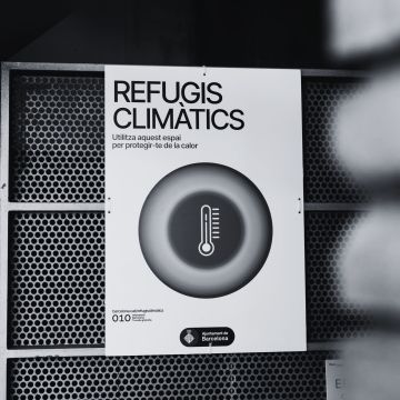 Cartell de refugi climàtic per combatre la calor. © Lucas Amillano