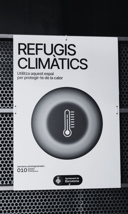 Cartell de refugi climàtic per combatre la calor. © Lucas Amillano
