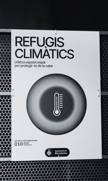 Cartell de refugi climàtic per combatre la calor. © Lucas Amillano