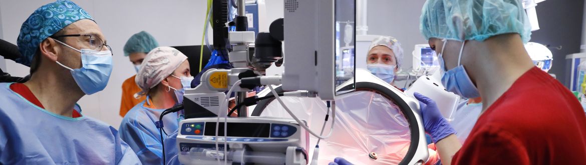 Treballadors del projecte fetaLife preparen l’amnioshell per ser utilitzada. © Fundació ”la Caixa” Treballadors del projecte fetaLife preparen l’amnioshell per ser utilitzada. © Fundació ”la Caixa”