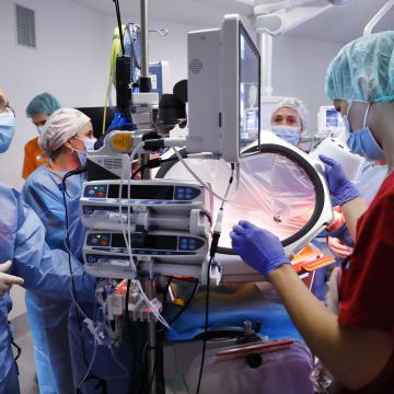 Treballadors del projecte fetaLife preparen l’amnioshell per ser utilitzada BCNatal. © Fundació ”la Caixa” Treballadors del projecte fetaLife preparen l’amnioshell per ser utilitzada BCNatal. © Fundació ”la Caixa”