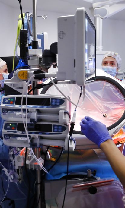 Treballadors del projecte fetaLife preparen l’amnioshell per ser utilitzada BCNatal. © Fundació ”la Caixa” Treballadors del projecte fetaLife preparen l’amnioshell per ser utilitzada BCNatal. © Fundació ”la Caixa”