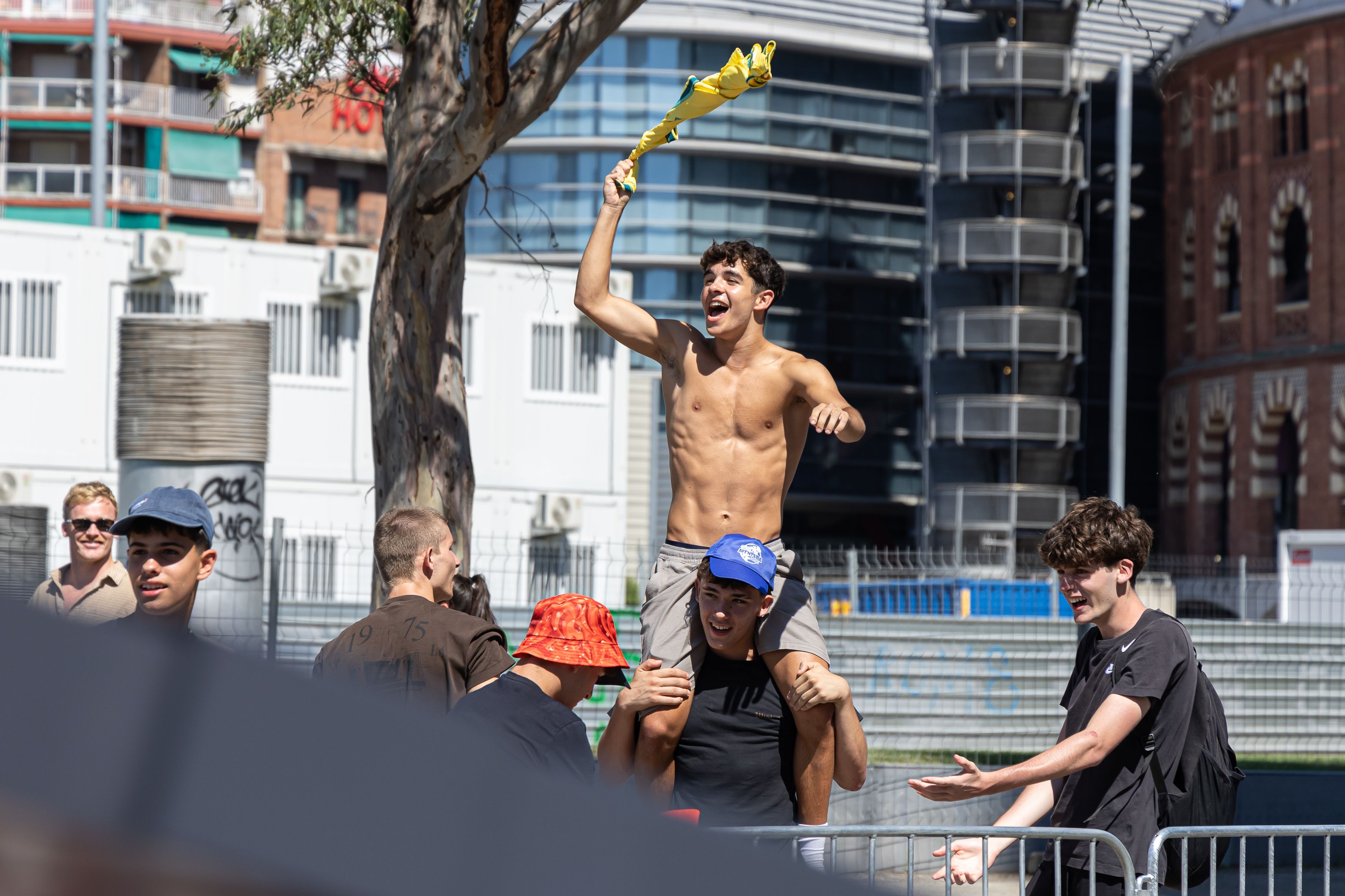 Un aficionat eufòric esperant als ciclistes del Tour. © Àngel Bravo