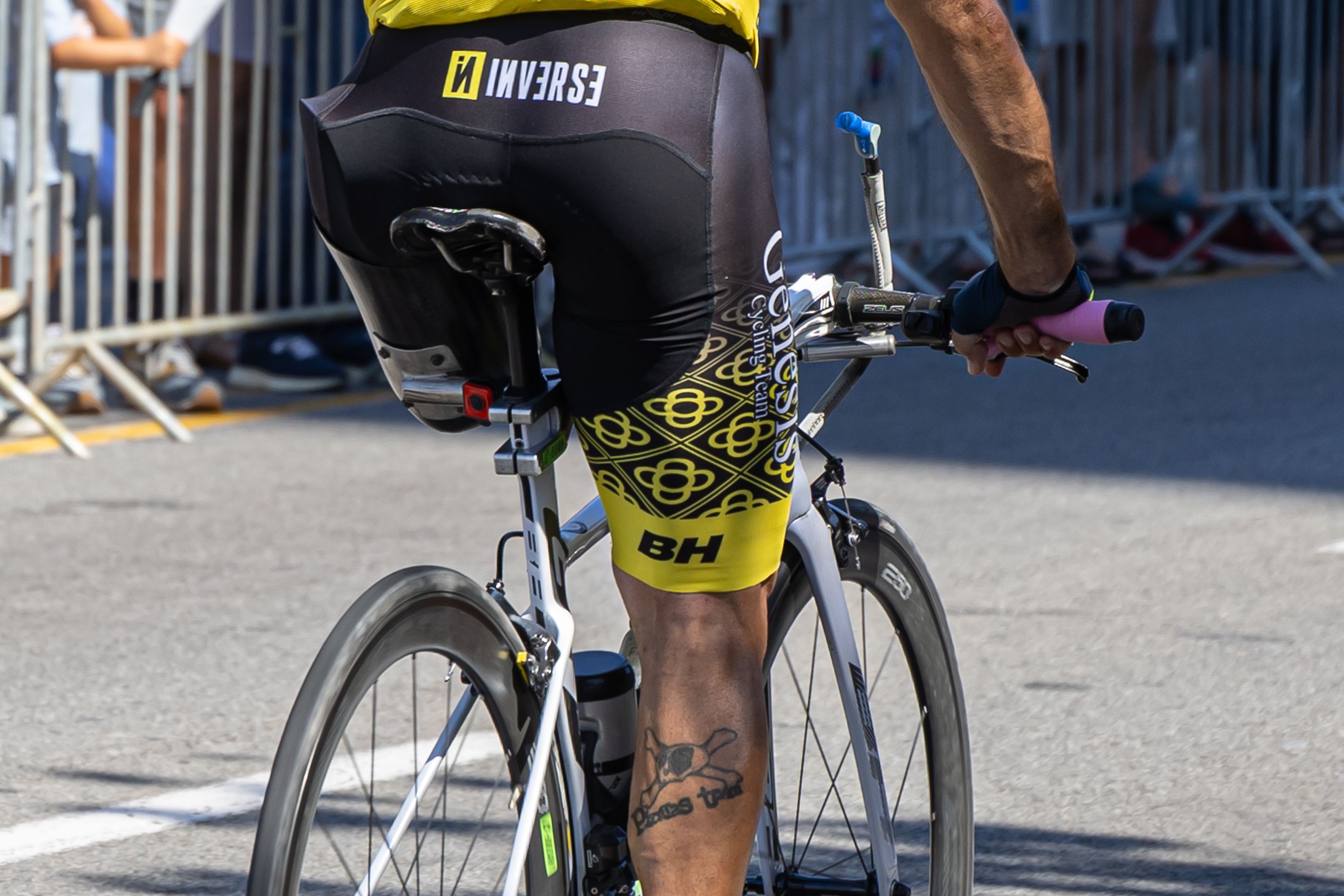 Un dels ciclistes que competeixen al Tour. © Àngel Bravo
