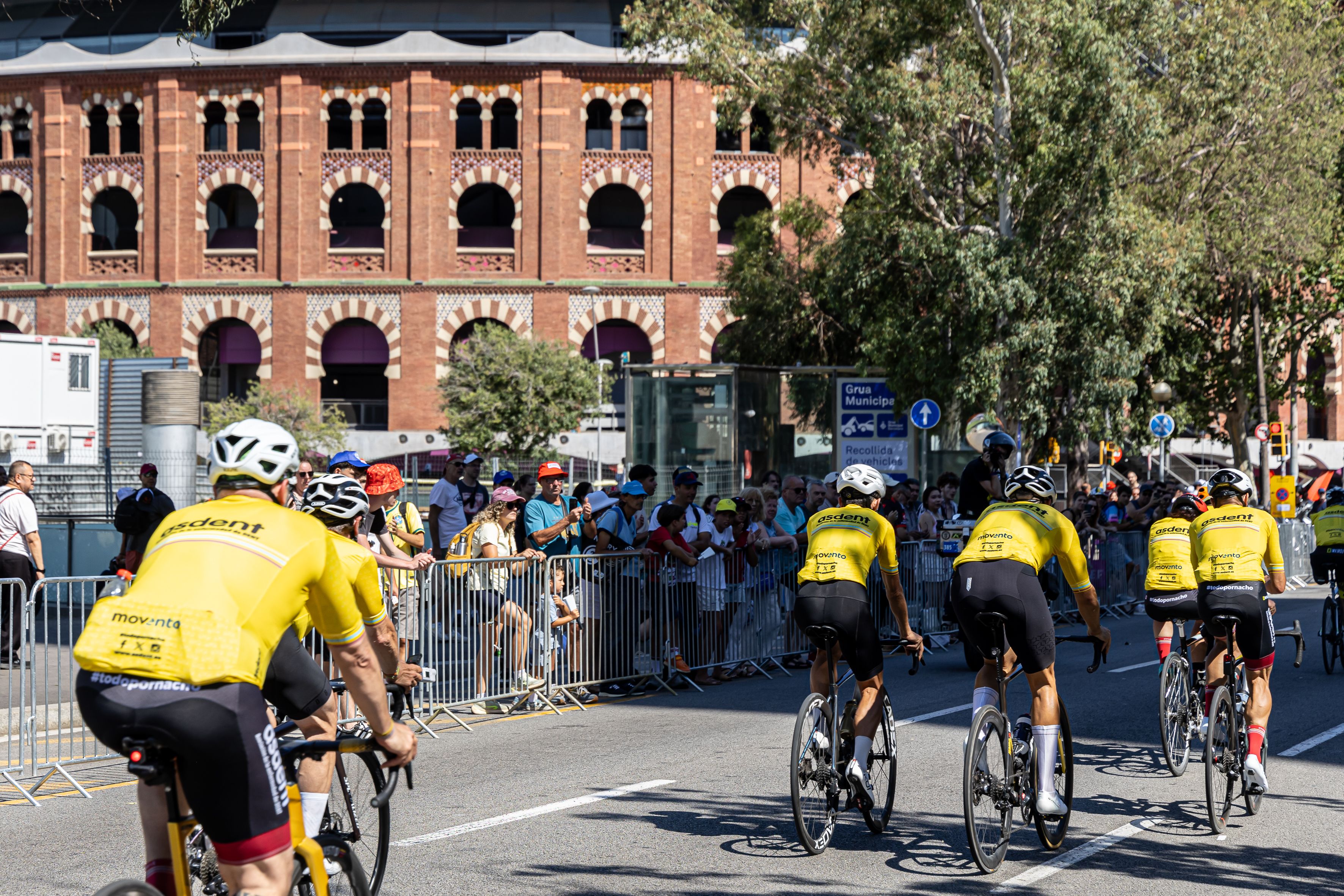 Els ciclistes al seu pas per les immediacions de plaça d'Espanya. © Àngel Bravo