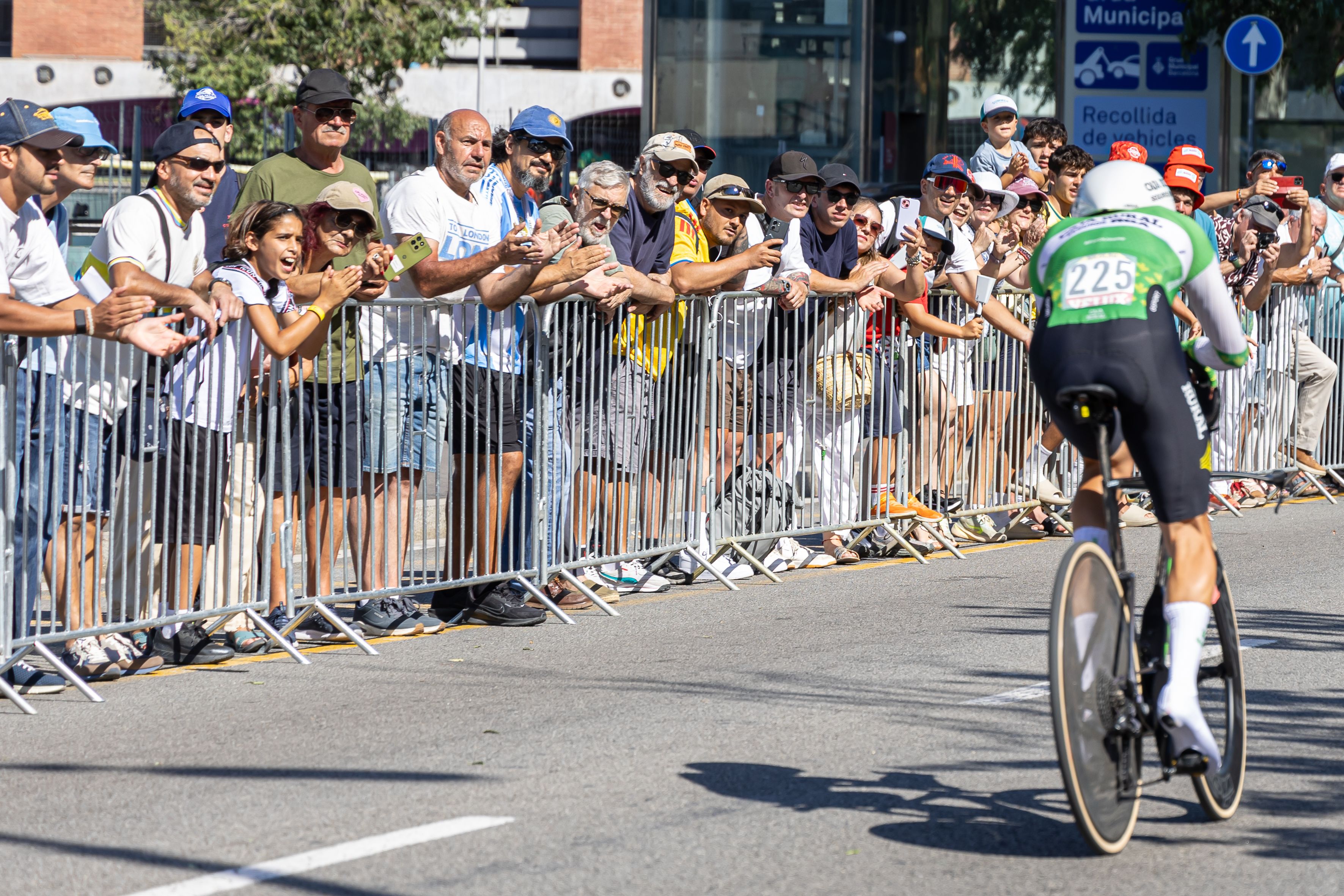 Centenars d'aficionats omplen els carres de la ciutat per animar els ciclistes. © Àngel Bravo