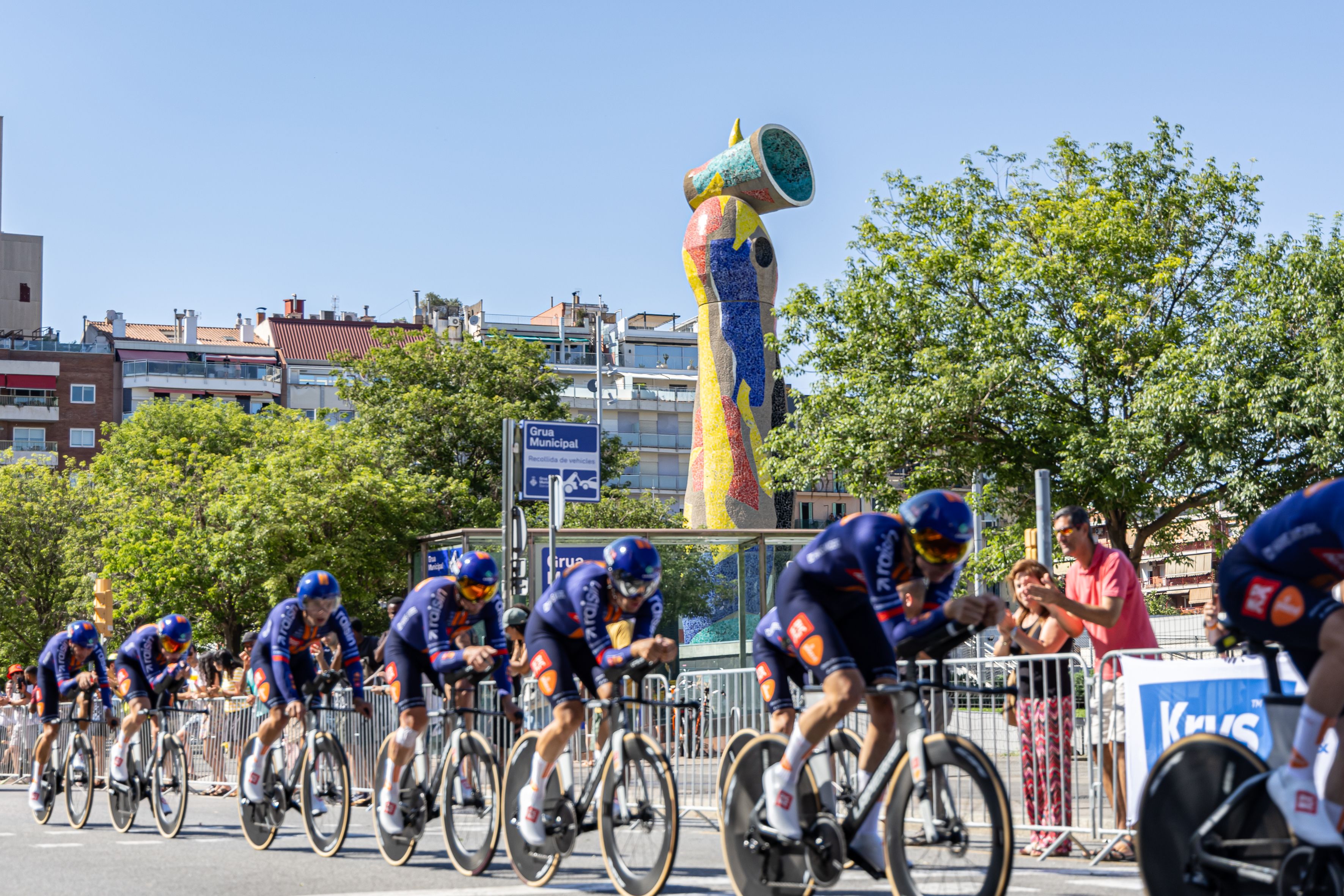 Ciclistes del Tour amb l'escultura 'Dona i ocell' de Joan Miró de fons. © Àngel Bravo