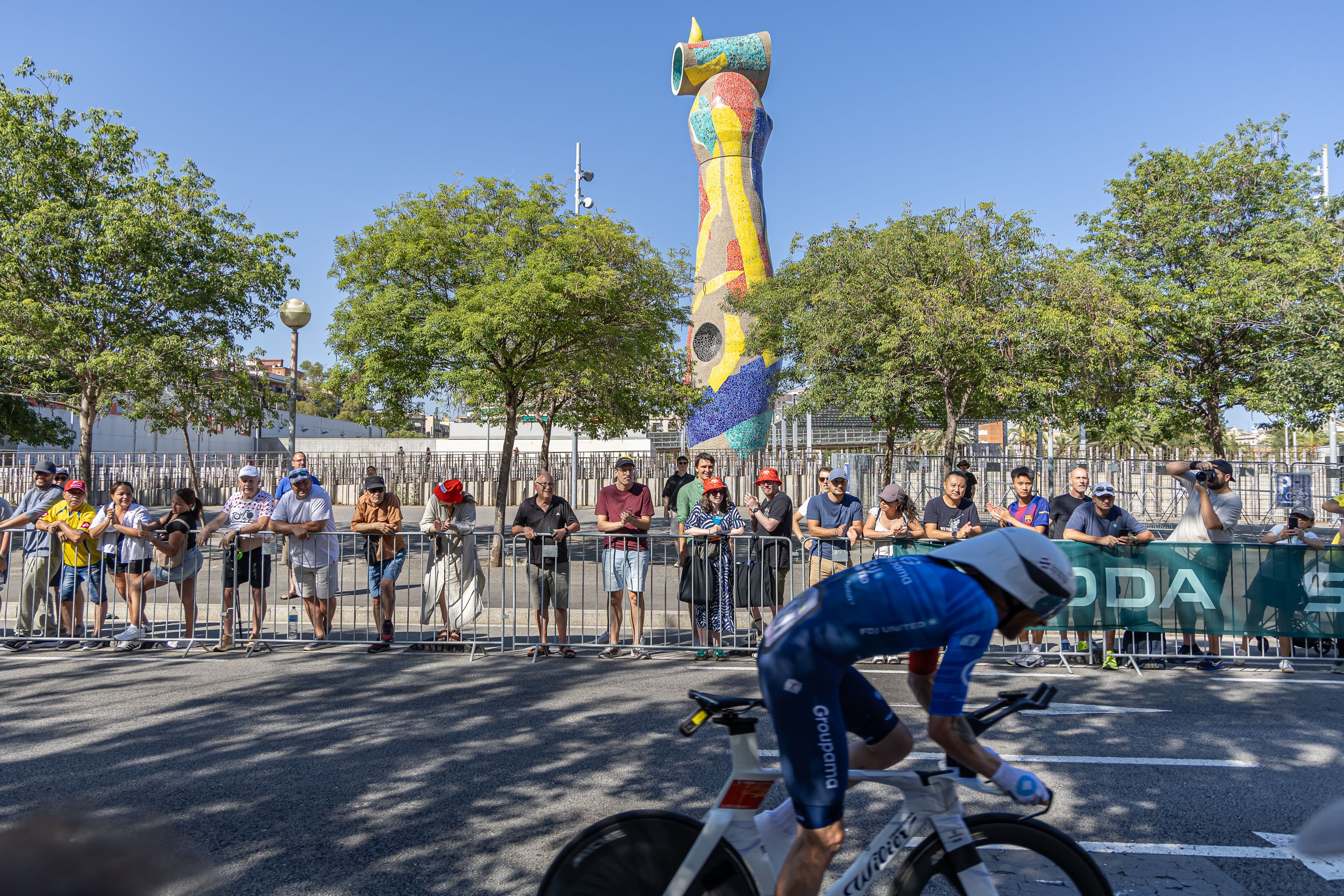 Ciclistes del Tour al seu pas pel parc de Joan Miró, a Sants. © Àngel Bravo