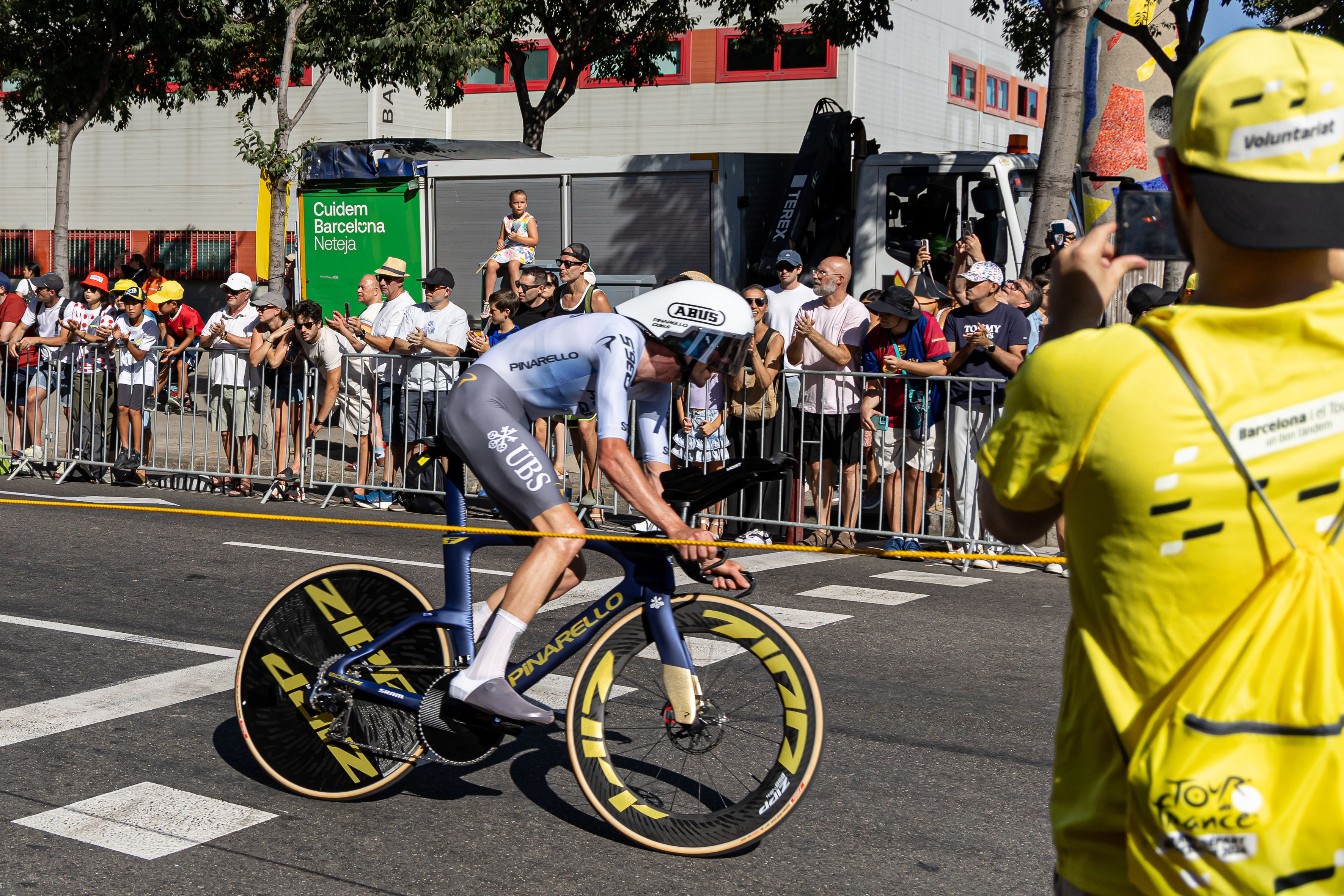 Públic fotografiant els equips del Tour de França al seu pas pel parc de Joan Miró. © Àngel Bravo