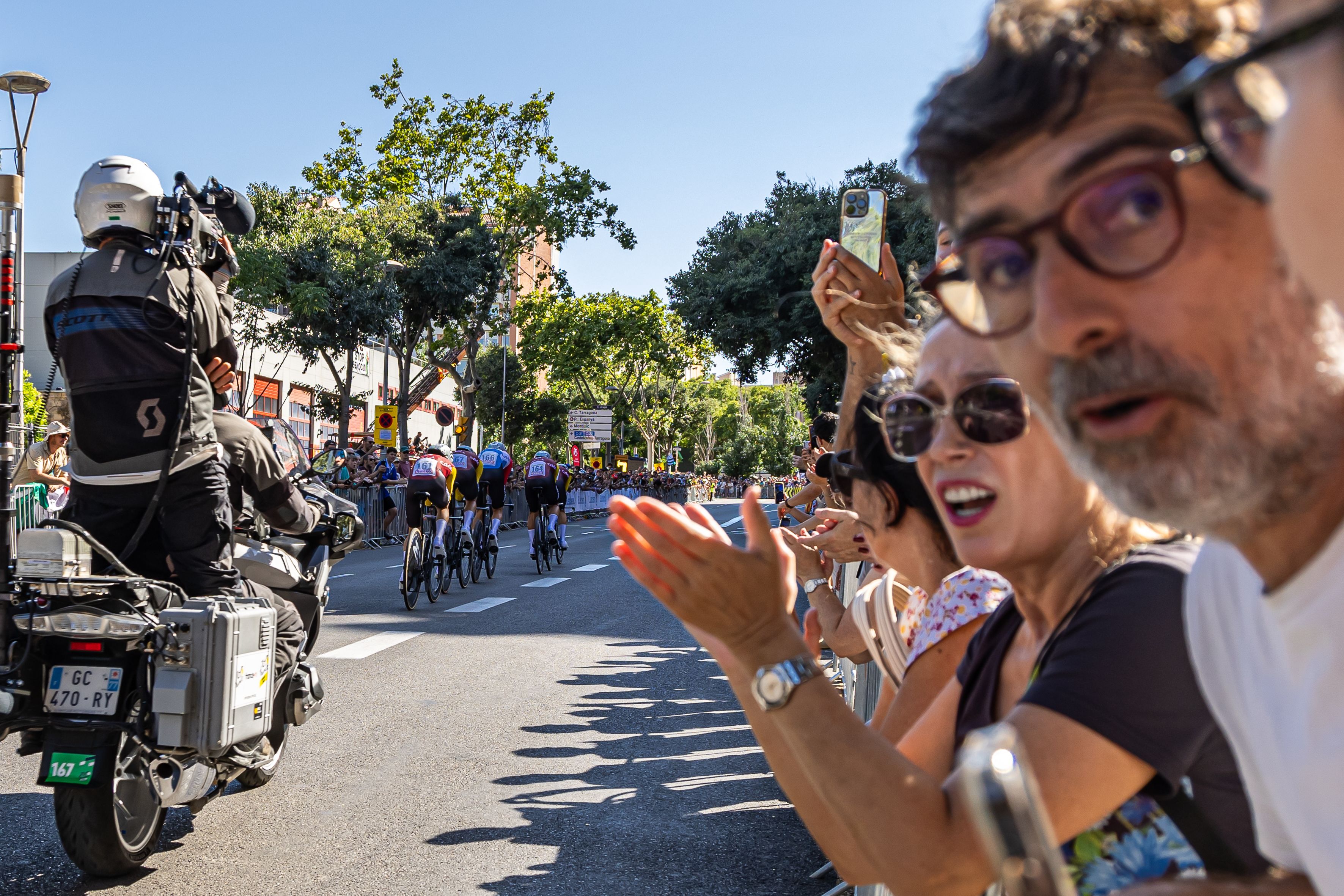 Els aficionats reben els ciclistes al seu pas per les immediacions de plaça d'Espanya. © Àngel Bravo