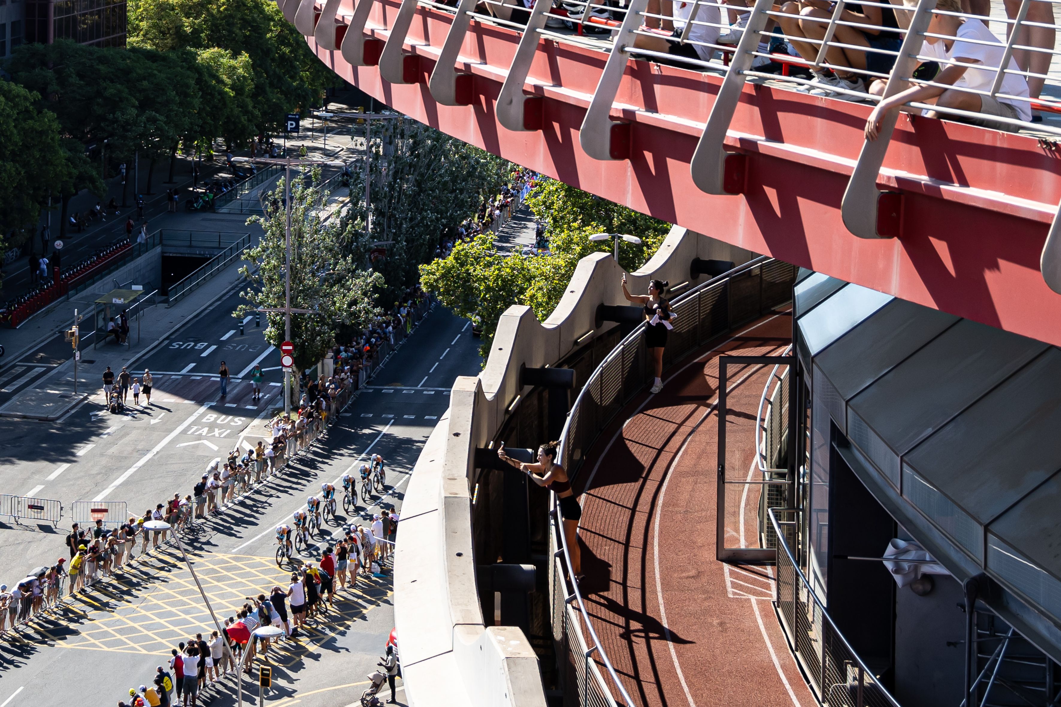 Públic fotografiant els equips del Tour de França al seu pas per la plaça d'Espanya. © Àngel Bravo
