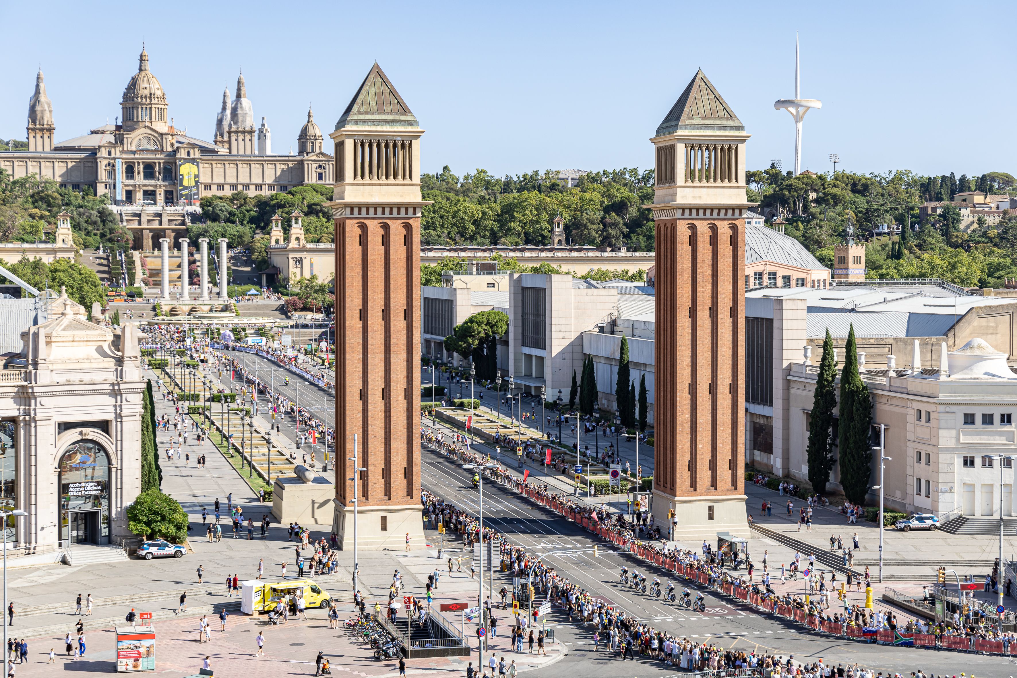 El tram final del Tour de França a plaça Espanya, abans del seu ascens a Montjuïc. © Àngel Bravo
