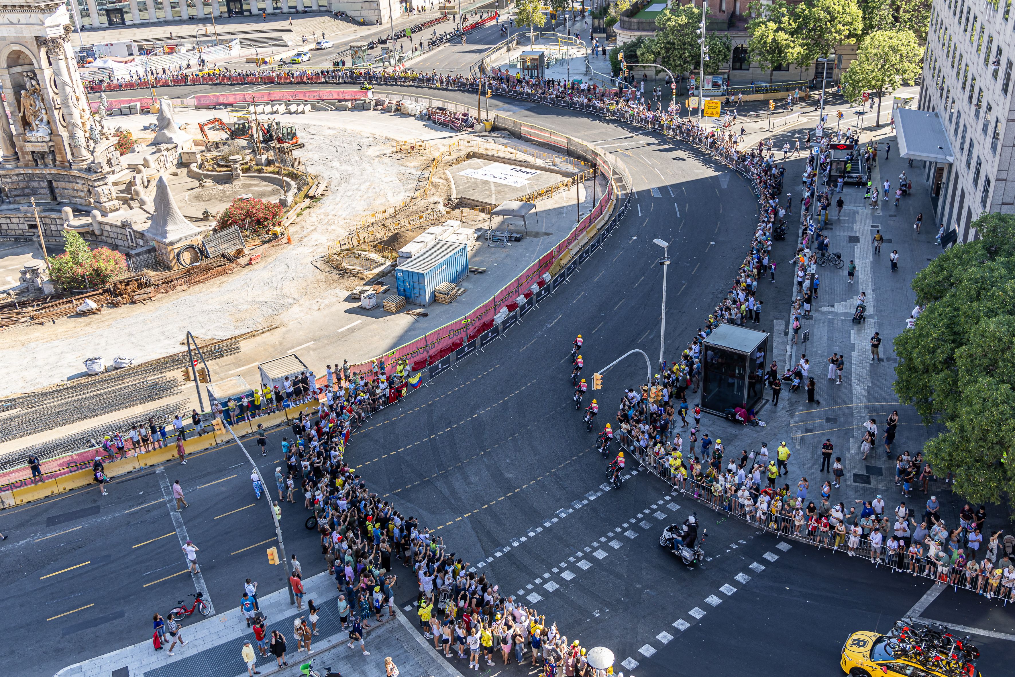 Els ciclistes al seu pas per la plaça d'Espanya, amb la plaça en obres. © Àngel Bravo