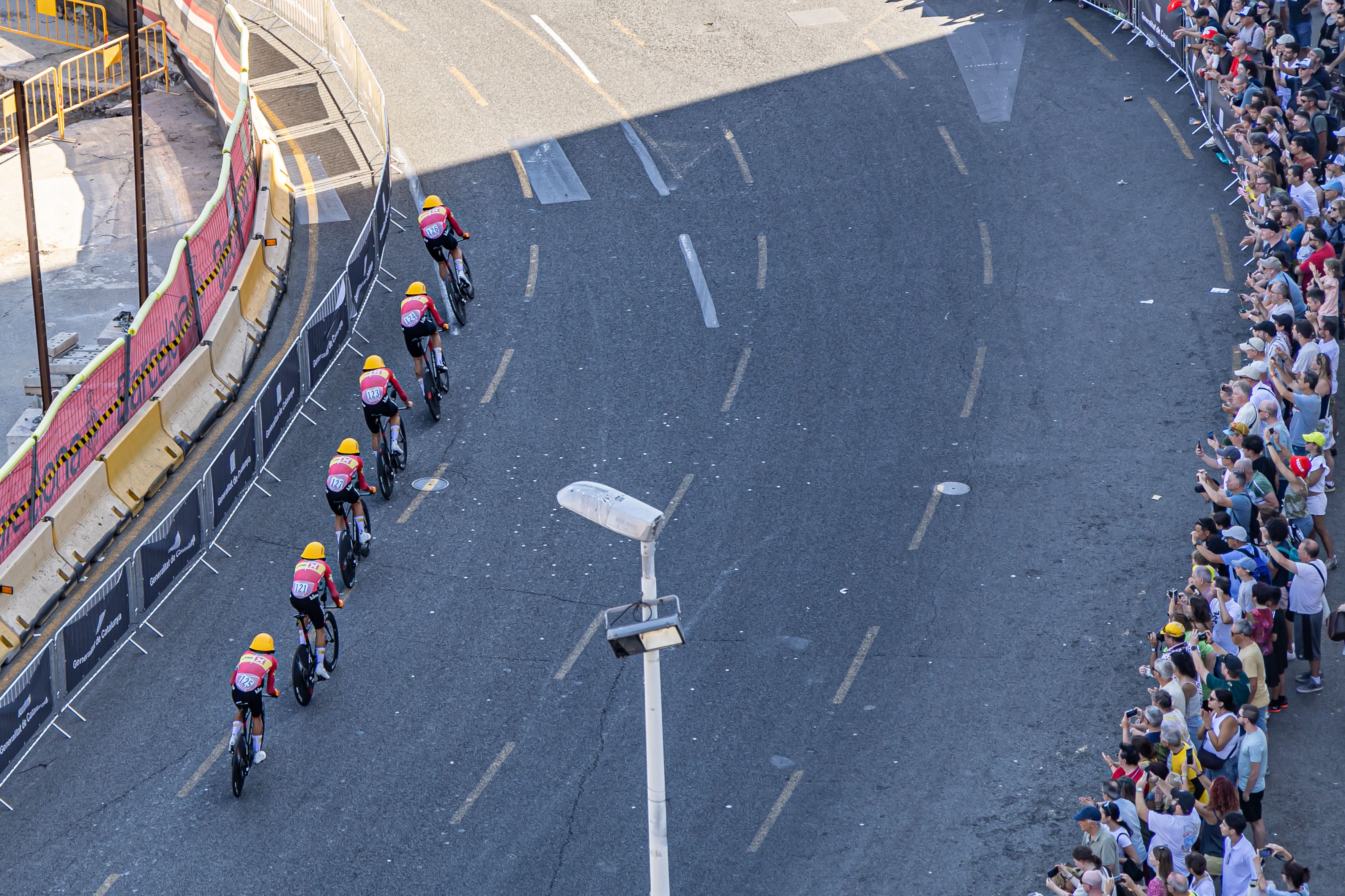 Ciclistes encarant el tram final de la primera etapa del Tour, a Barcelona. © Àngel Bravo