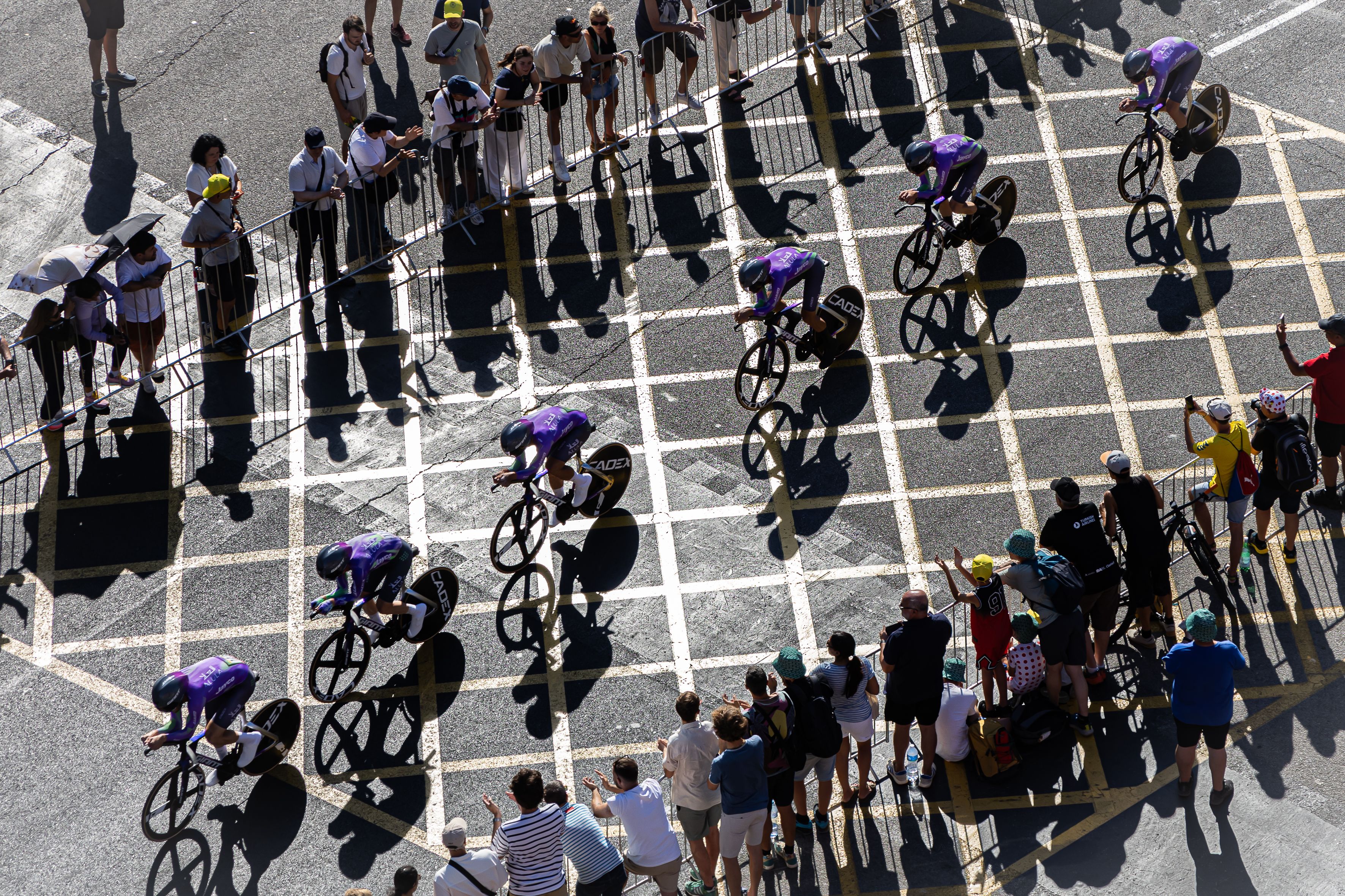 Ciclistes i aficionats als carrers de Barcelona. 