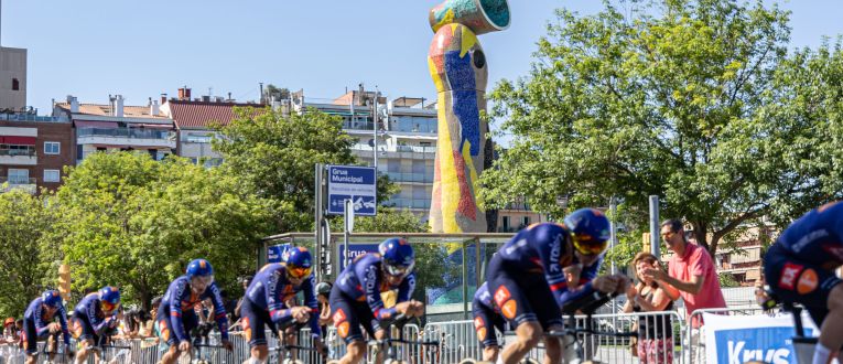 Centenars d'aficionats omplen els carrers de la ciutat per seguir el pas del Tour de França. Centenars d'aficionats omplen els carrers de la ciutat per seguir el pas del Tour de França.