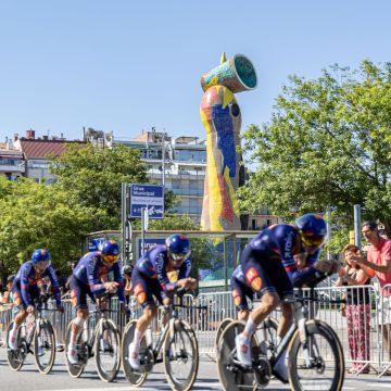 Centenars d'aficionats omplen els carrers de la ciutat per seguir el pas del Tour de França. Centenars d'aficionats omplen els carrers de la ciutat per seguir el pas del Tour de França.