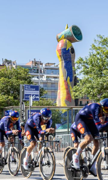 Centenars d'aficionats omplen els carrers de la ciutat per seguir el pas del Tour de França. Centenars d'aficionats omplen els carrers de la ciutat per seguir el pas del Tour de França.